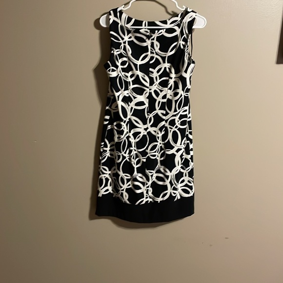 Sleeveless black and white dress with black trim around hemline darted back - Picture 3 of 4